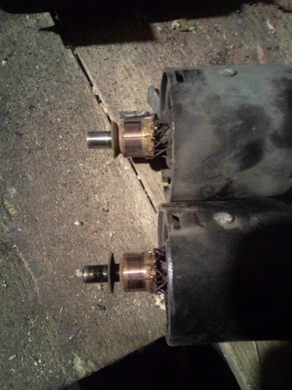 Токосъемные ламели, донор сверху, родной снизу. Корпуса тоже отличаются, родной на 2 мм длиннее. — Lada 2120 Надежда