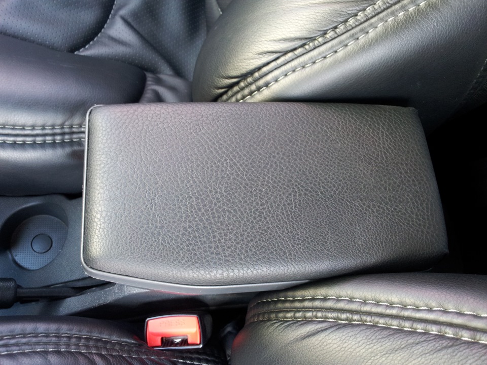 Подлокотник — Lada Приора хэтчбек, 1,6 л, 2011 года | аксессуары | DRIVE2