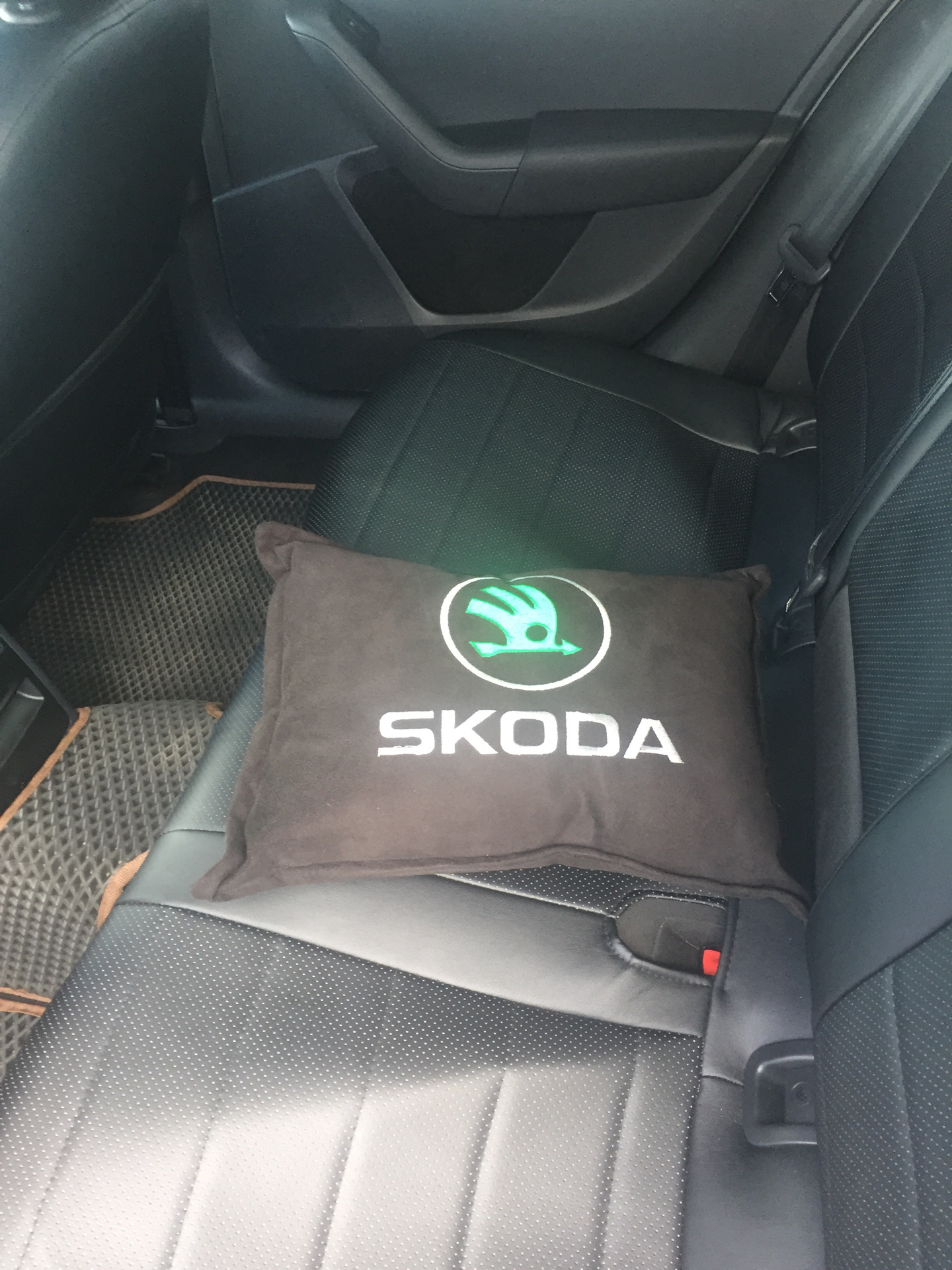 Подушка подголовник Skoda автомобильная Skoda