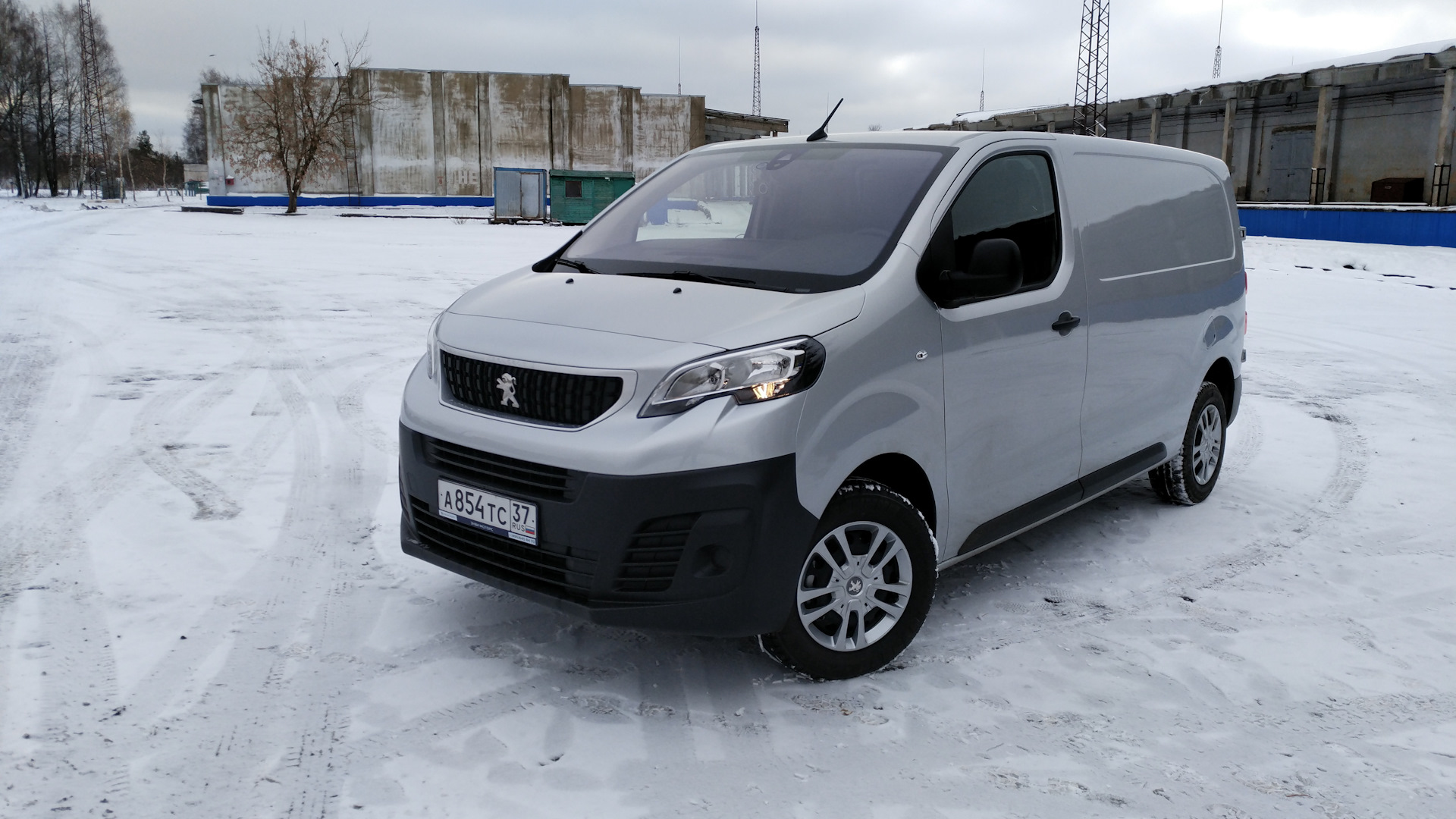 Диски пежо эксперт. Пежо эксперт дизель. Peugeot Expert бежать Пьер б****.