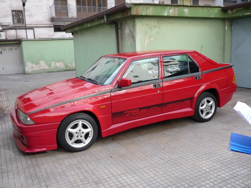 Красная 75. Alfa Romeo 75 1987. Alfa Romeo 75 Turbo. Альфа Ромео 75 красная. Alfa Romeo 75 Gold.