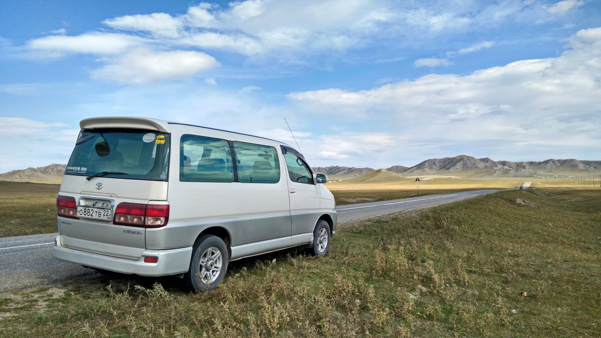 Хайс в приморском крае. Toyota Hiace Regius 2002. Тойота Региус 2001. Toyota Hiace 2-го поколения. Тойота Региус с левым рулем.