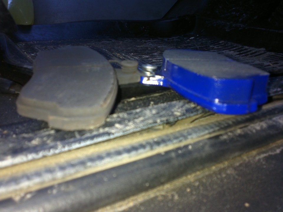 Замена тормозных колодок — ГАЗ 3110, 2,5 л, 1997 года | своими руками ...