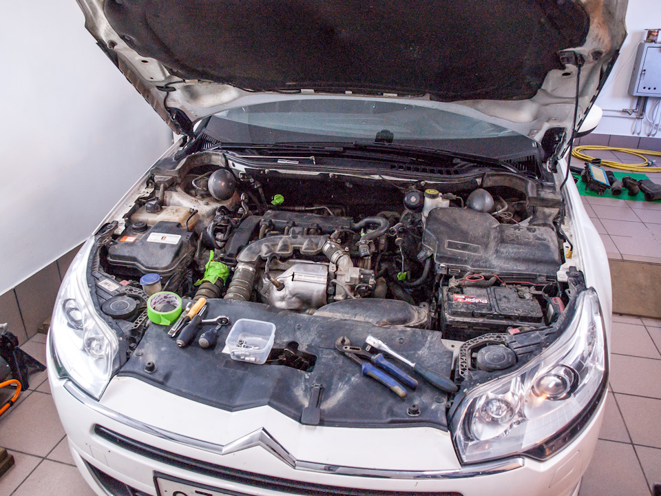 Подготовка. Необходимо снять корпус воздушного фильтра, затем снимается коллектор: откручиваются 5 гаек на шпильках спереди и болт опоры коллектора сзади под дросселем — Citroen DS3