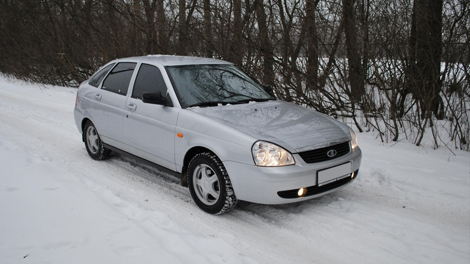 Серебристая Lada Priora хэтчбек 2009