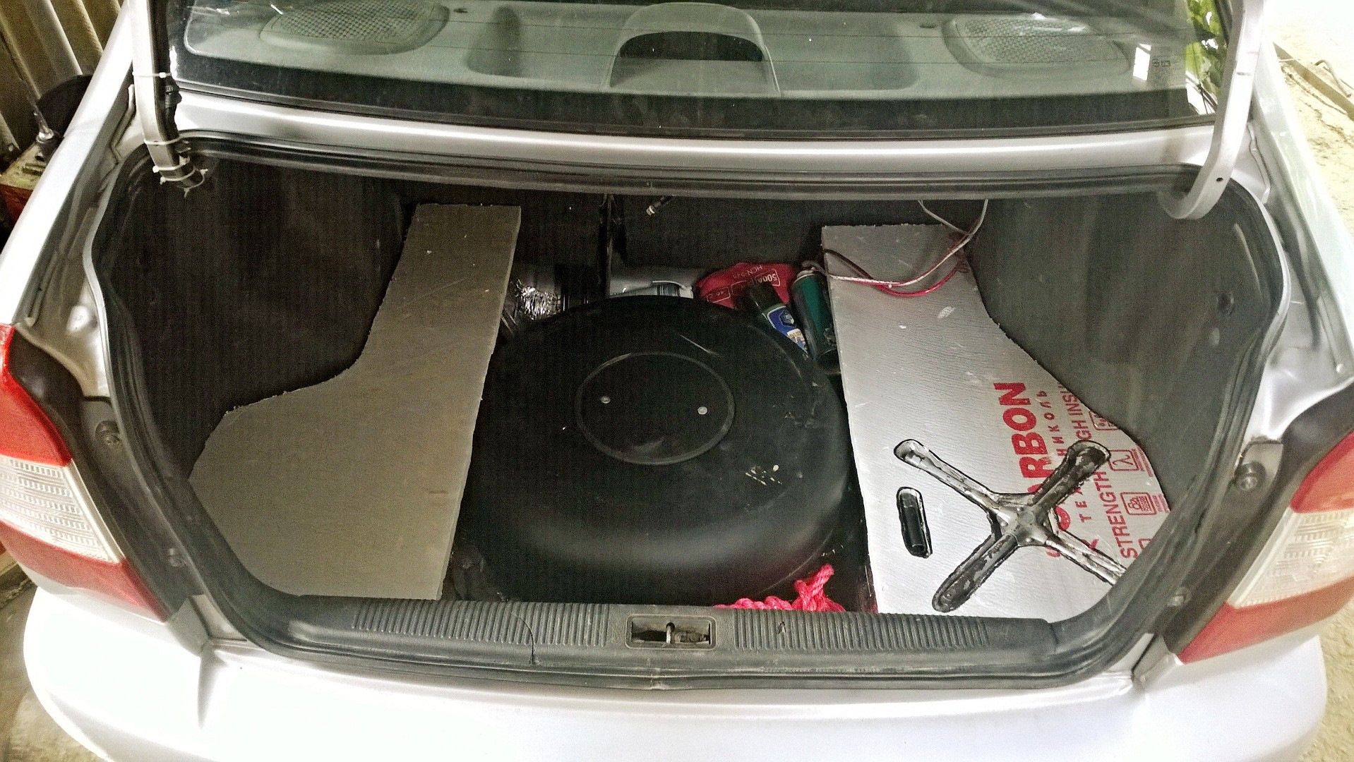 Можно ли мопед альфа затолкать в багажник хендай солярис. Как выровнять багажник. Как выровнять багажник. W212 пылезащитники под багажником. Обесшумка багажника акцент тагаз драйв.