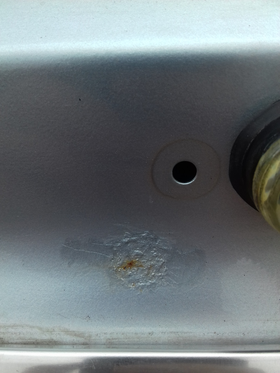 Подсветка номера ( Снова коррозия под саблей) — Lada Приора седан, 1,8 ...