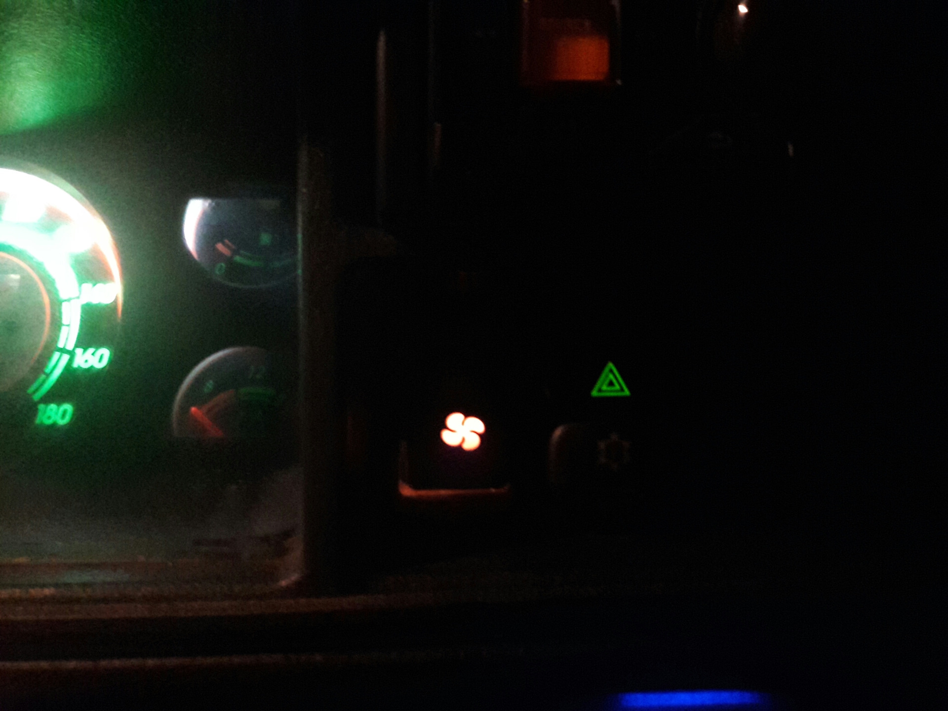 Кнопка аварийки типо "евро" — Lada 2107, 1,5 л, 1985 года | электроника ...