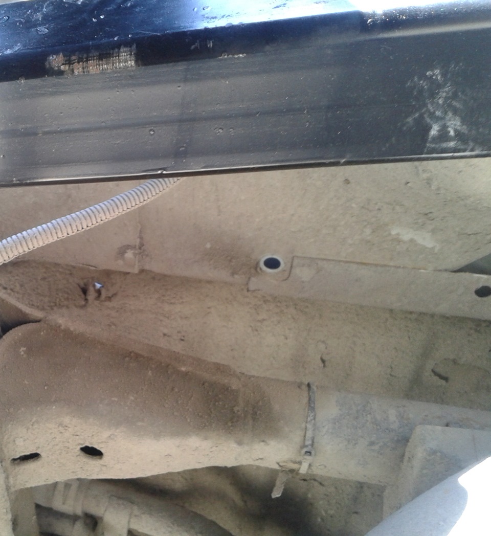 Вид снизу. Отверстие в центре фото. — Great Wall Hover