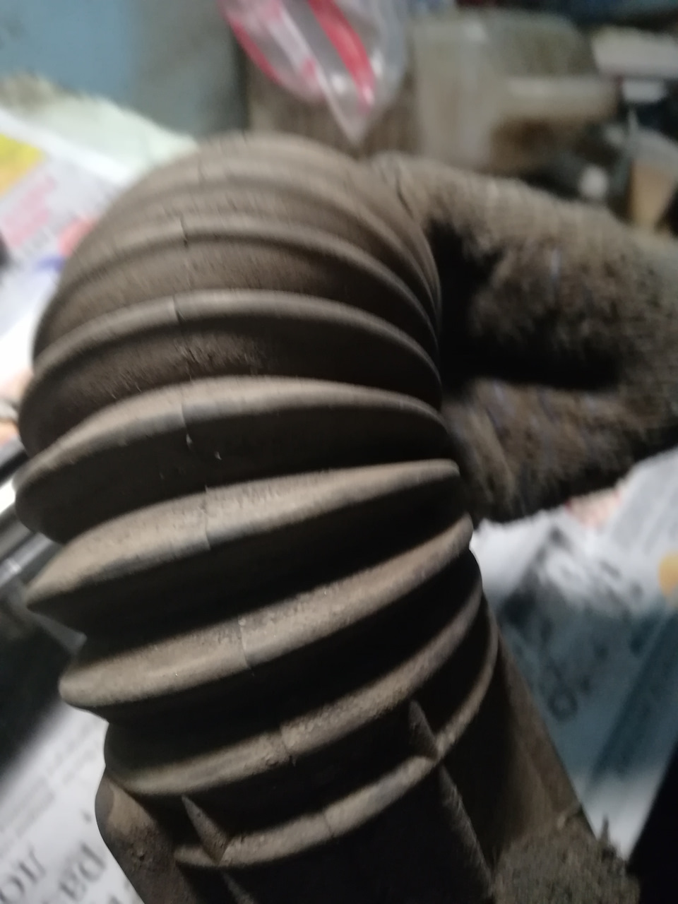 Пыльник целый. — Lada Granta