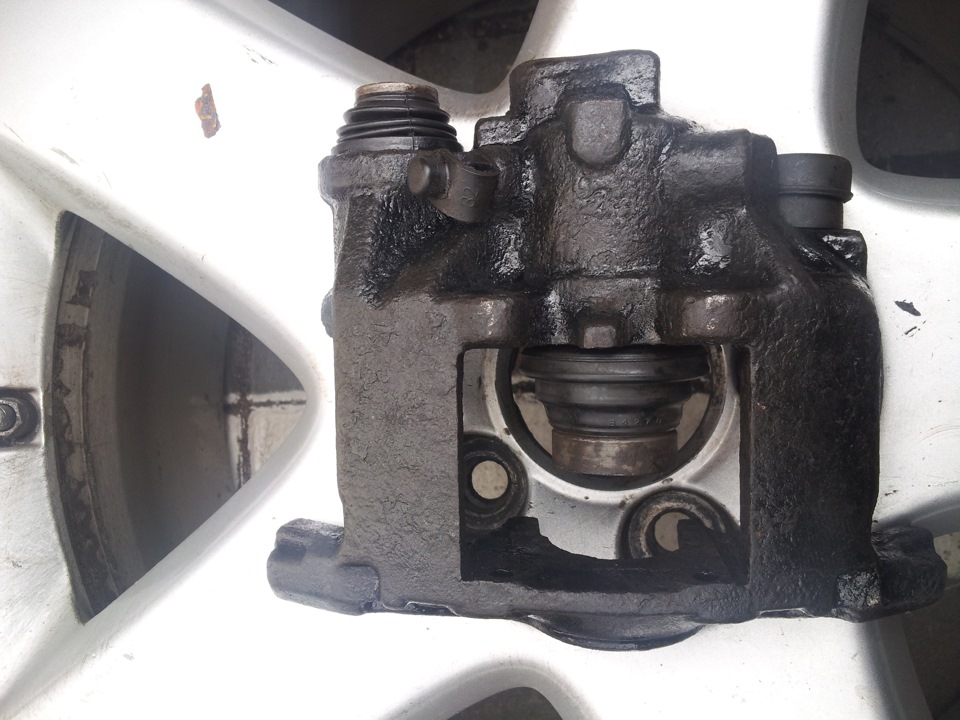 Поршень суппорта калина 2. Как разобрать тормозной суппорт. Переборка тормозного суппорта. Суппорт тормозной передний ваз 2106. Пыльник суппорта 2107.