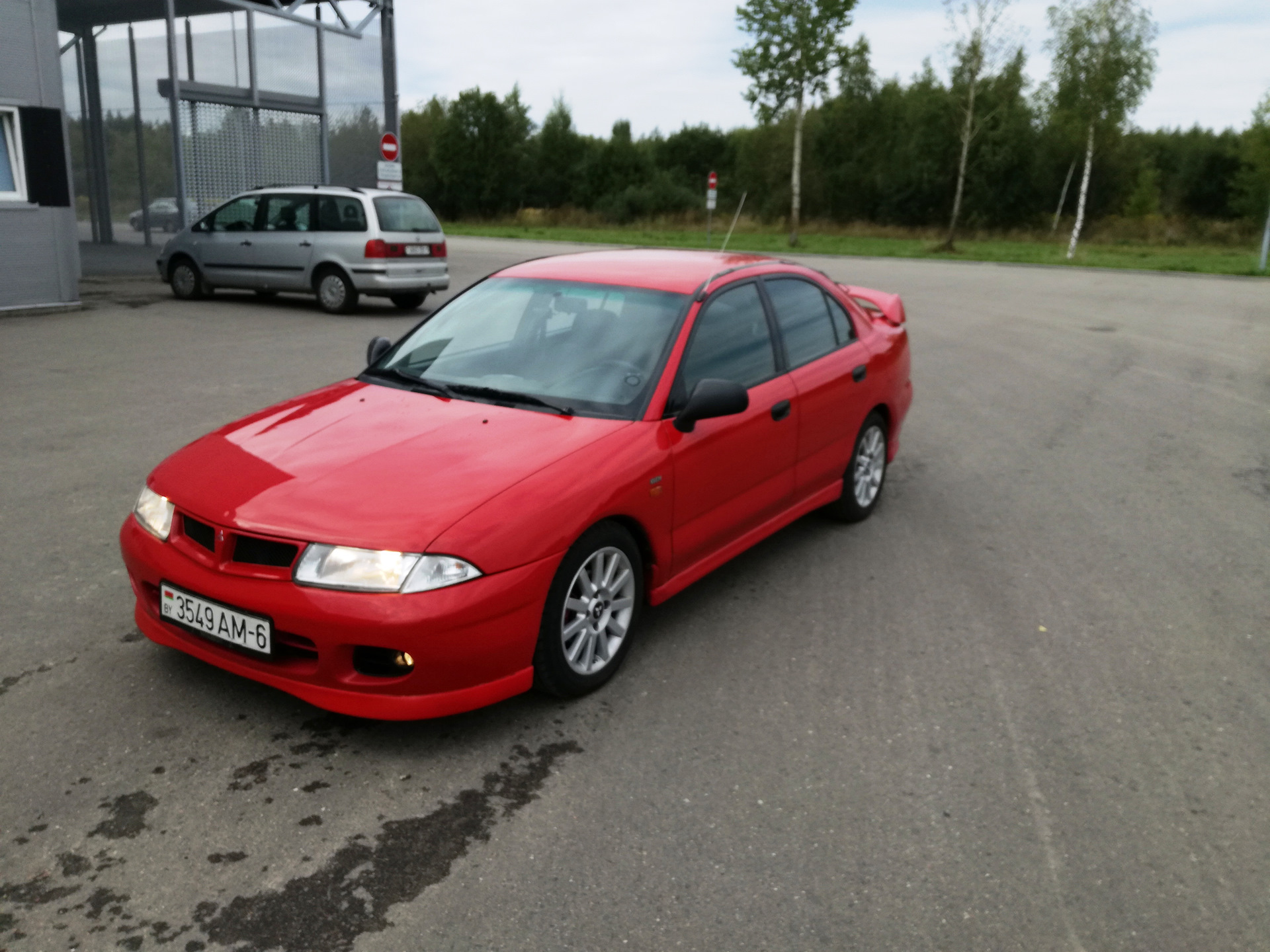 Каризма 1.6. Mitsubishi Carisma 2003 красная. Митсубиси Каризма красная. Мицубиси Каризма 1998 красная. Красная Митсубиси харизма.