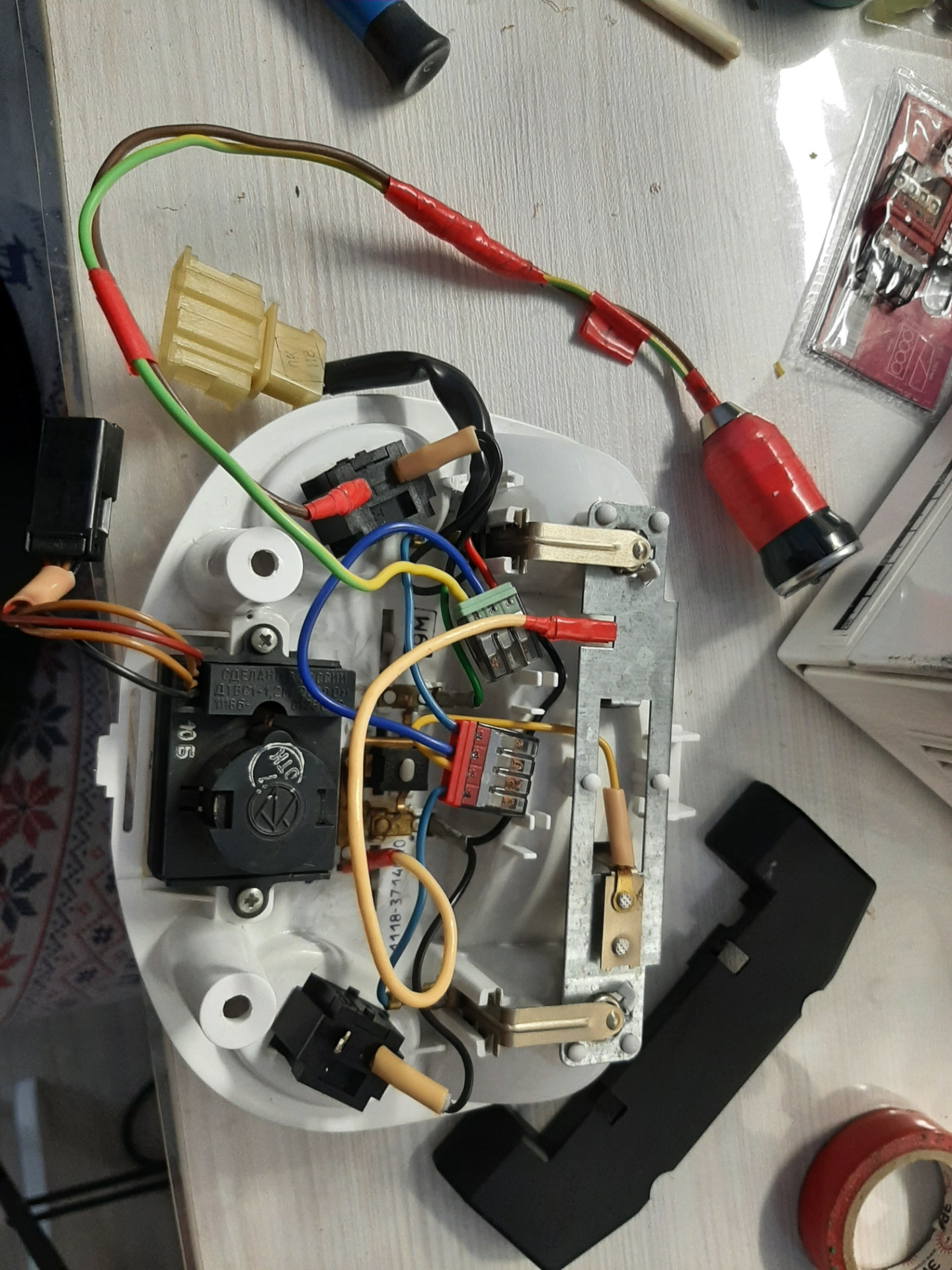 Полярность в плафоне салона — Lada Калина Спорт (1G), 1,6 л, 2010 года ...