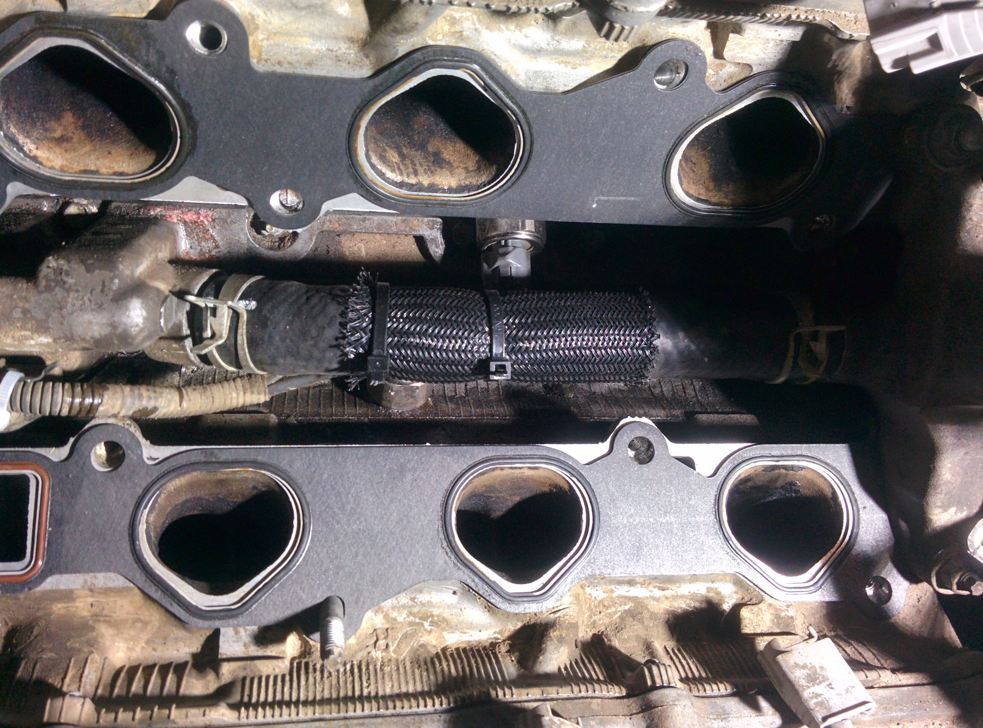 Течь помпы туарег 3. 5vz гбц. Антифриз в развале блока. Заглушка блока 1mz fe. Течь антифриза в развале блока rx330.