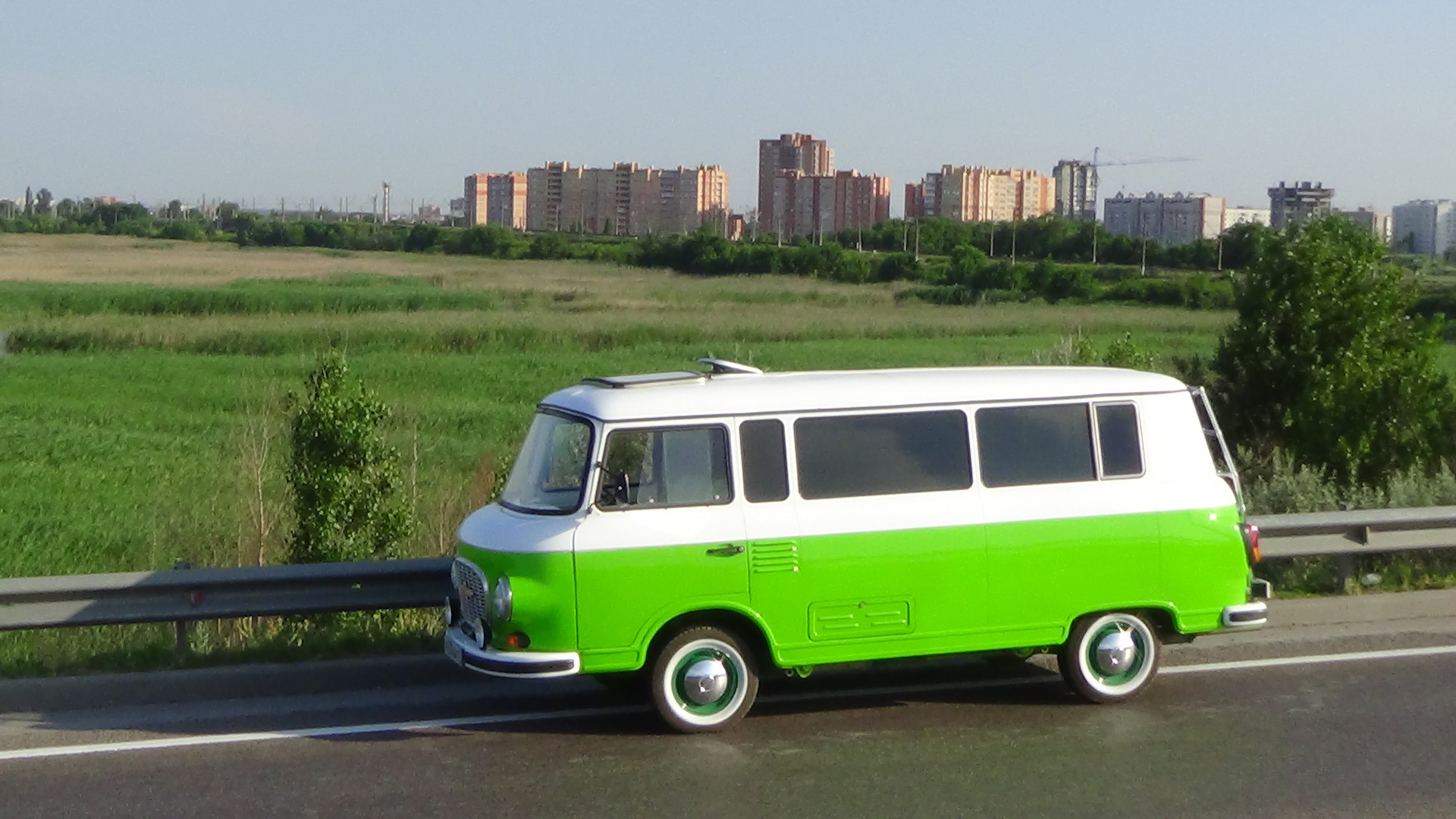 1000 б. Прицеп Баркас 6. Автобусы хиппи Barkas b 1000. Баркас мини автобус с прицепом. Фургон Баркас лимонного цвета.