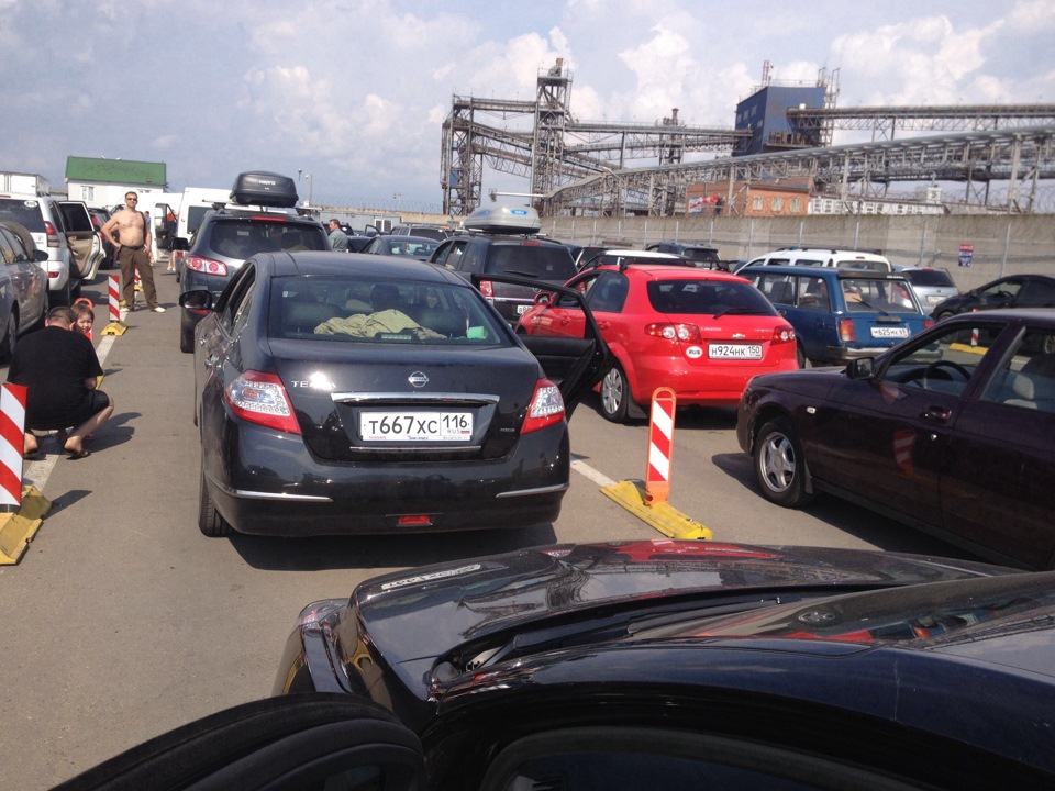 Приезжающие из москвы в крым. Москва Крым на машине. Новосибирск Крым на машине. Автомобили из Америки в Керчи. Машина Крым.