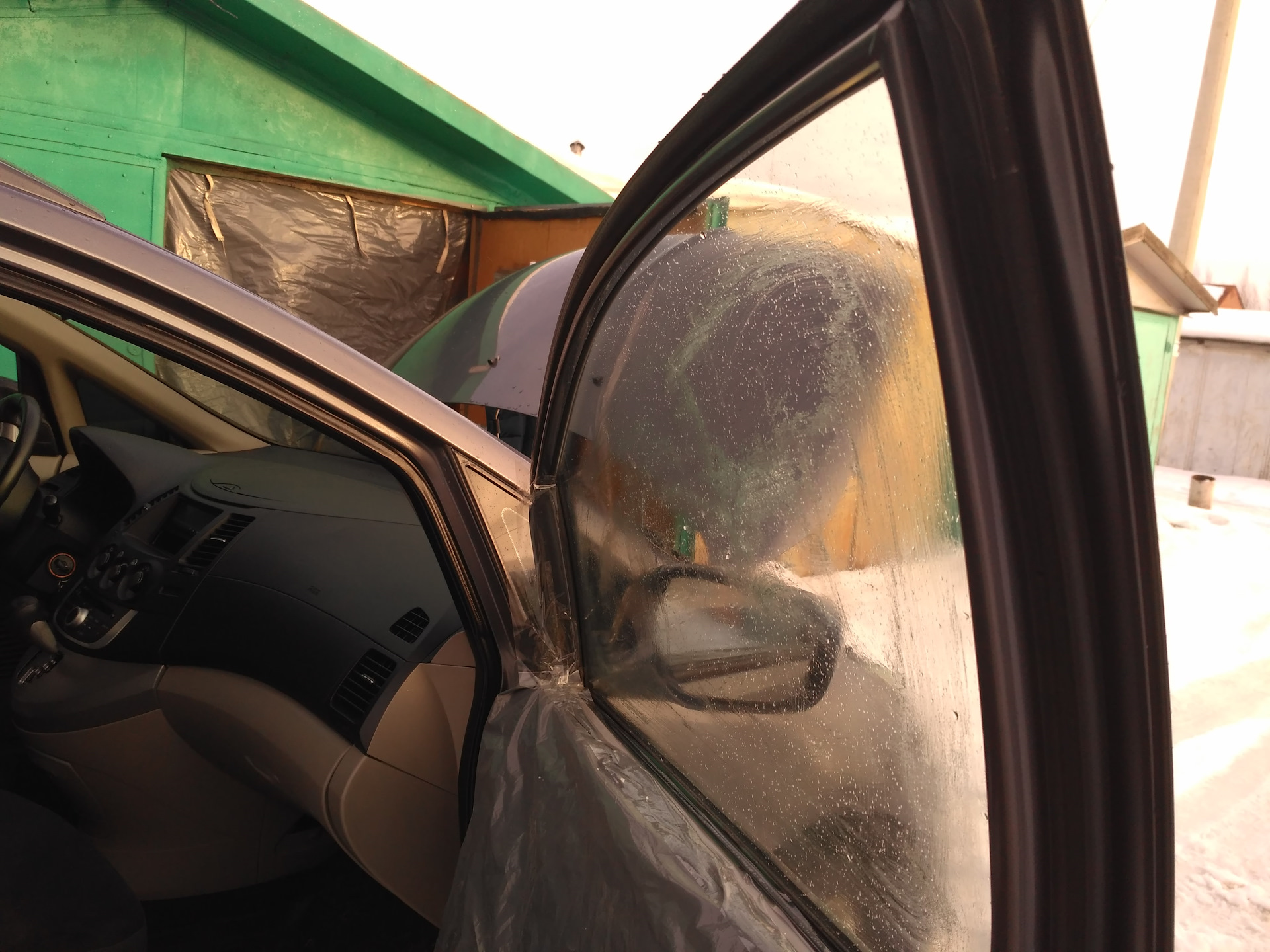 Трубка от пленки для тонировки. Пузыри на пленке тонировке. Тонировка с пузырями. После снятия тонировки. Тонировка на стекле после снятия.