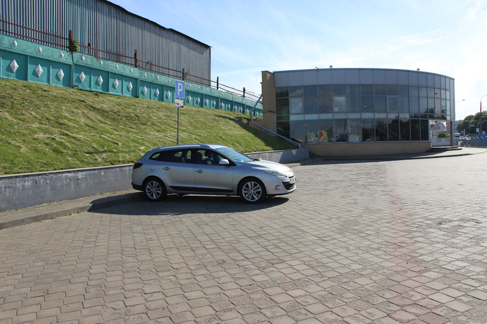 Меганчик в фотосессии для рекламы здания — Renault Megane III, 1,5 л ...