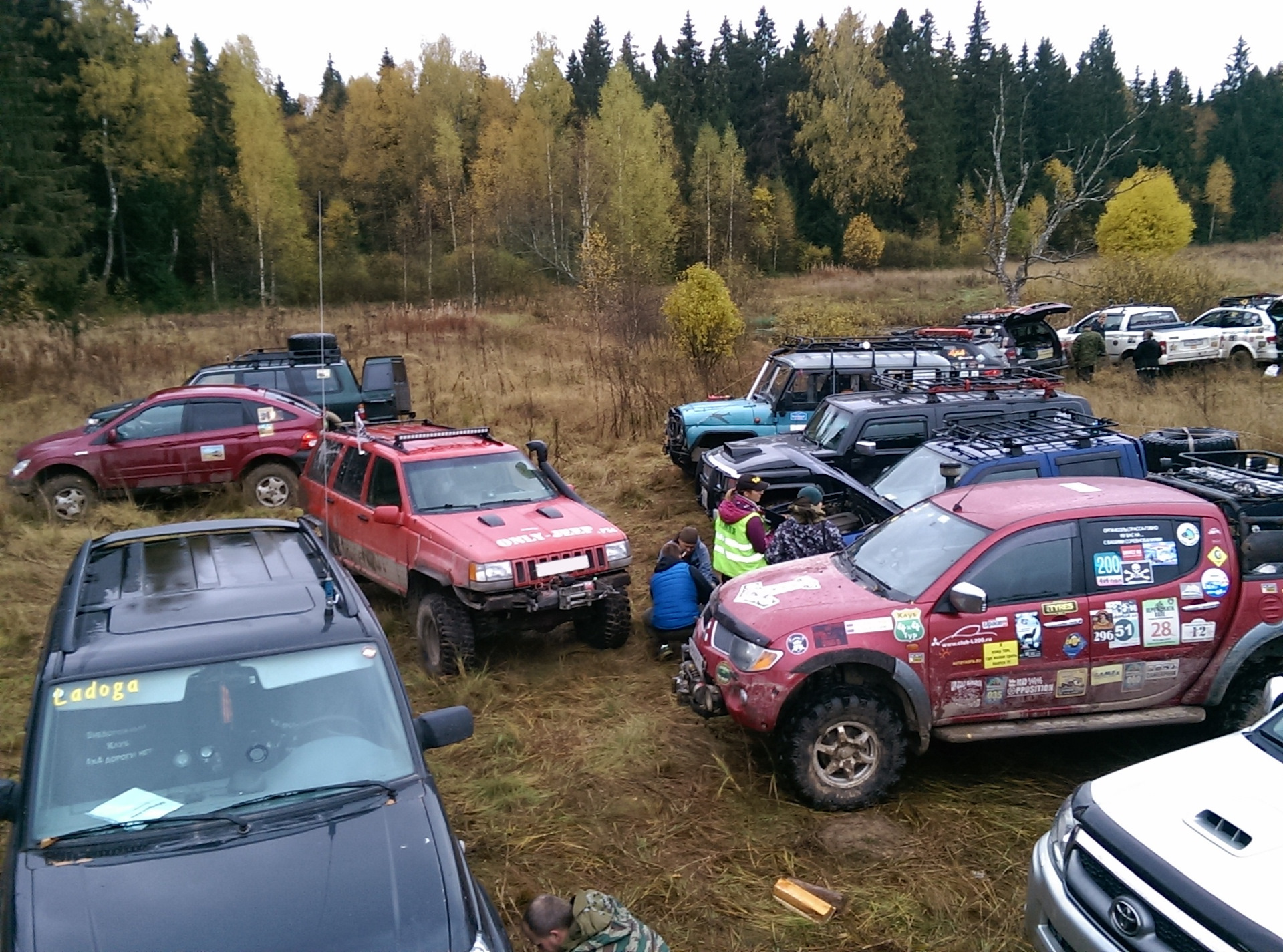 Машины для бездорожья. Машины джипыпереежает лужу. Внедорожная езда. Ногинские болота. Внедорожная езда.