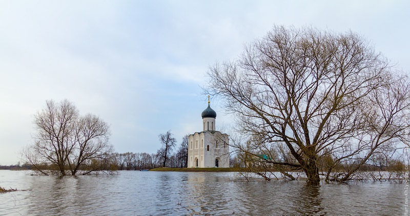 Покрова на нерли весной в разлив фото