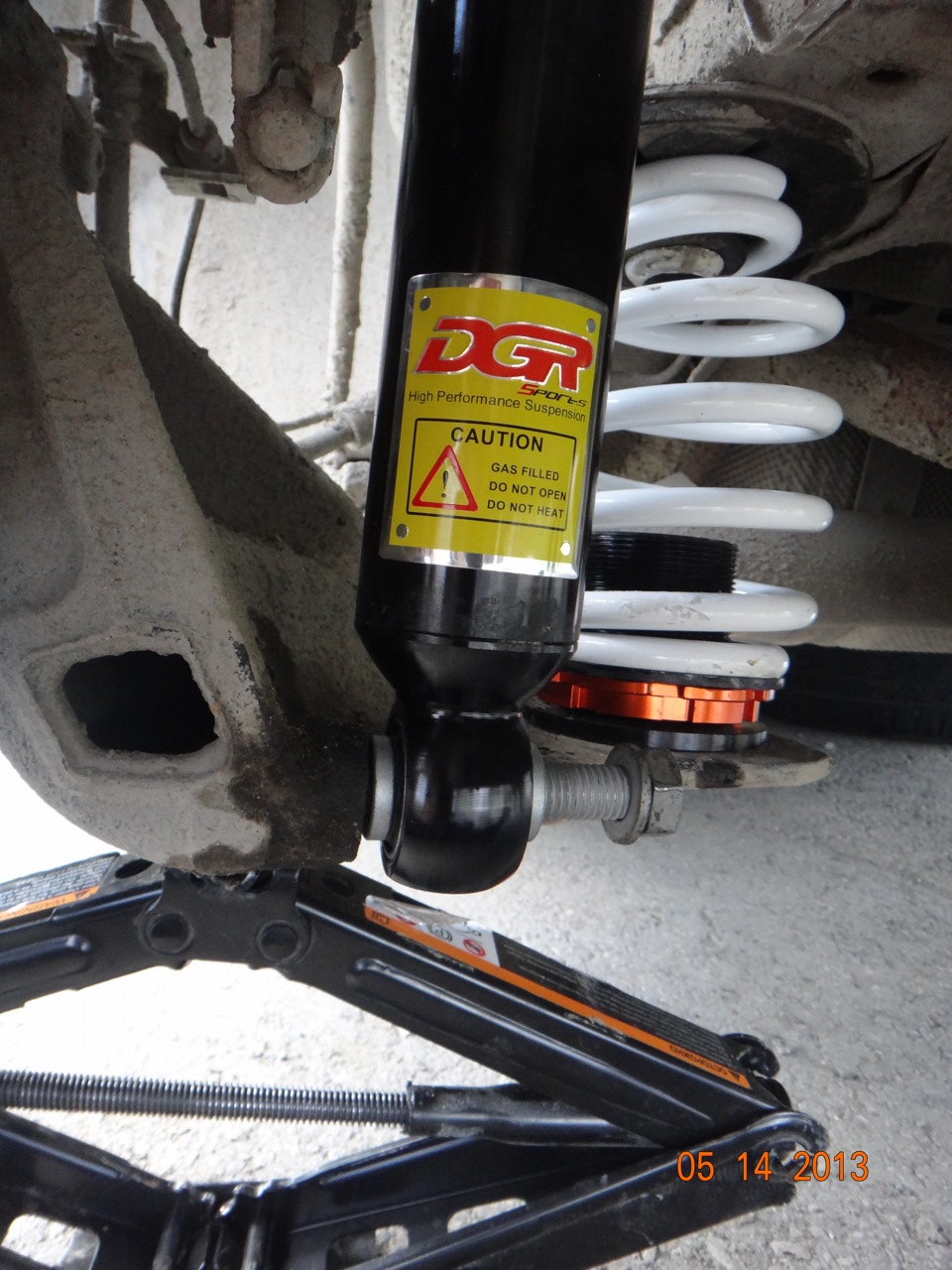 домкратим балку (чтоб она не отпружинила когда выкрутите болт) и откручиваем нижний болт — Chevrolet Cruze (1G)