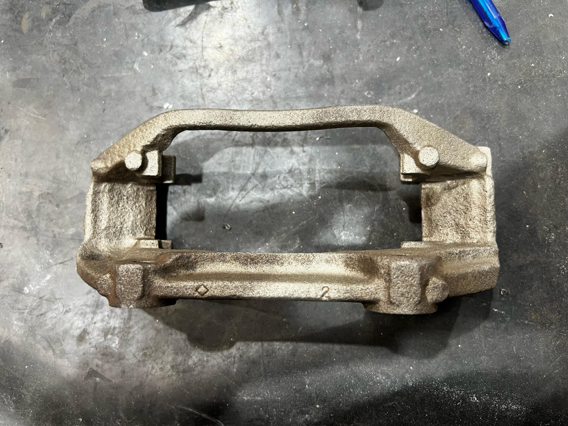 W211 направляющие передних суппортов. Front brake calliper carrier ...