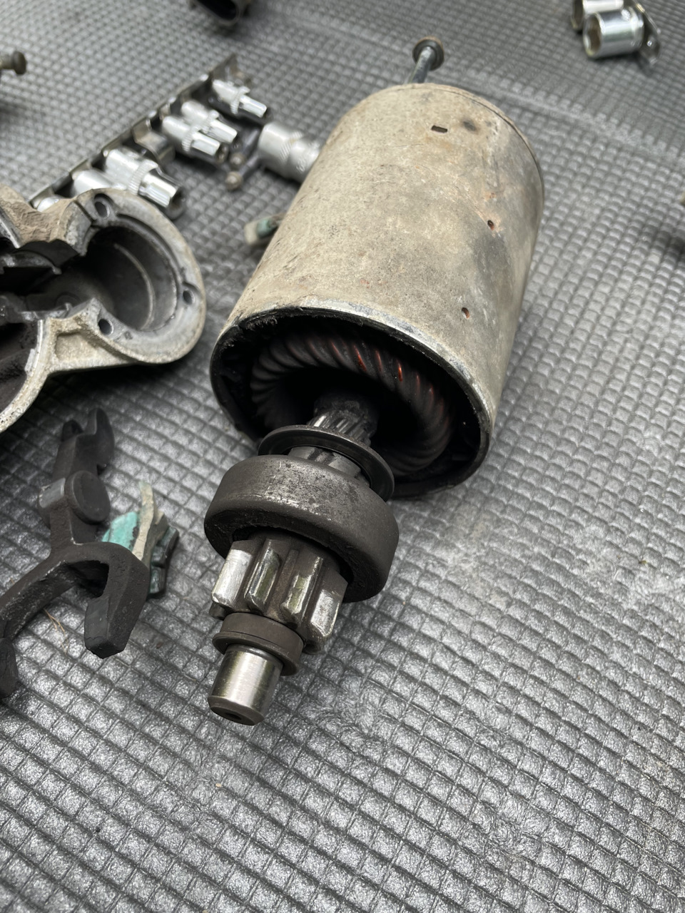 Слабо крутит стартер, и отгнила клемма генератора( продолжение севшего ...