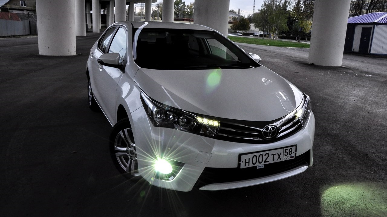 Toyota Corolla 2013 Р±РµР»С‹Р№