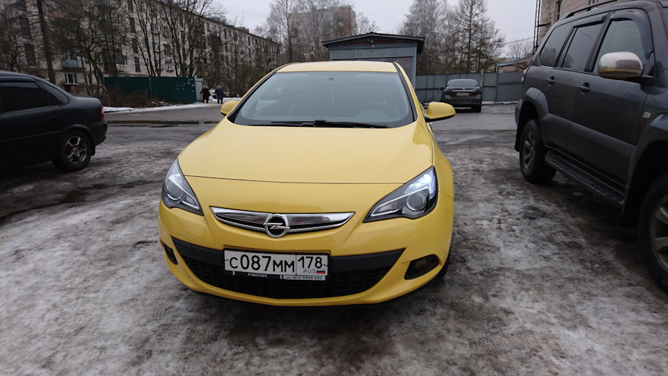 Замена лампочек в дневных световых огнях — Opel Astra J GTC, 1,4 л ...