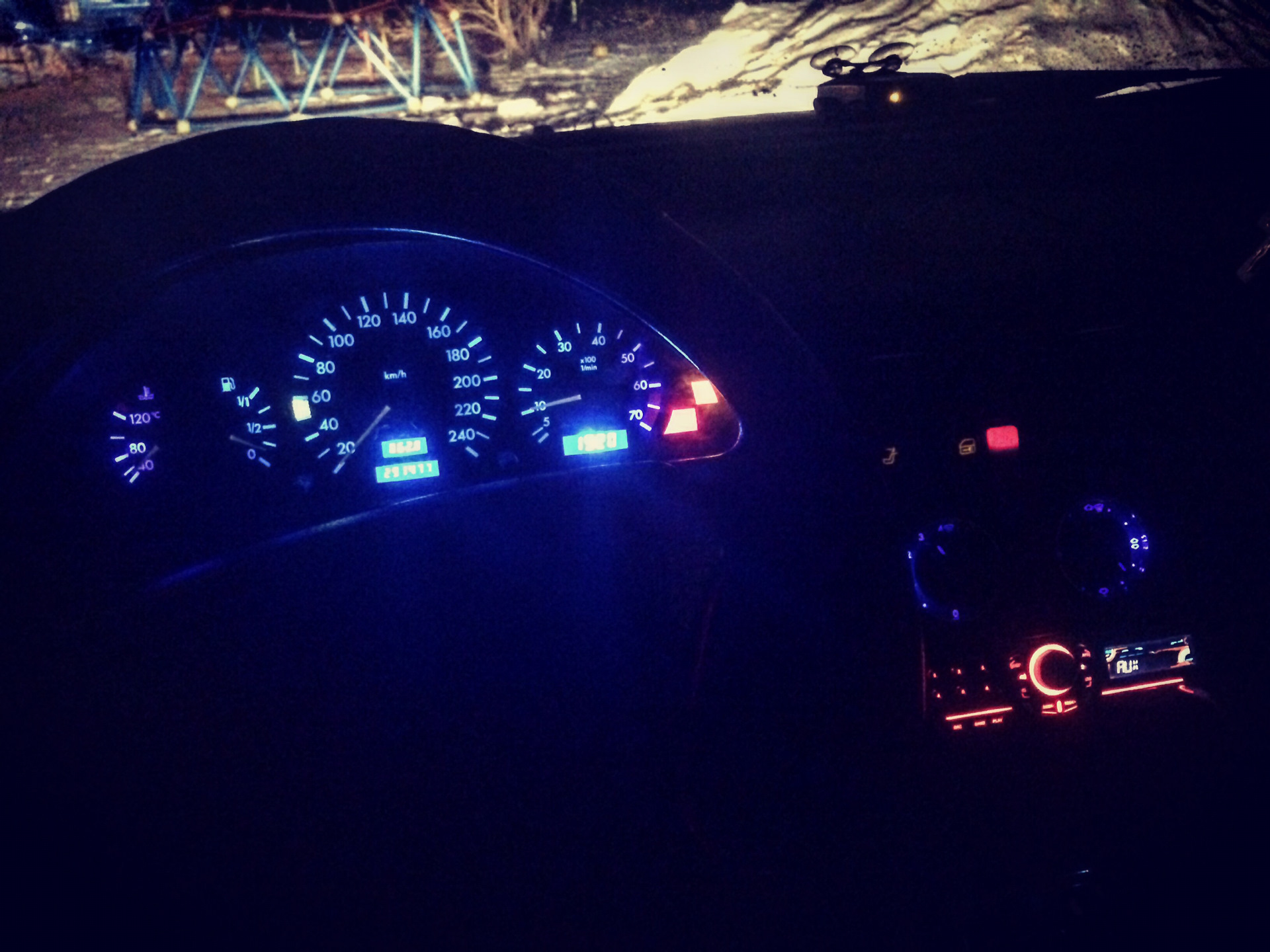 Лампочки подсветки приборной панели мерседес 190. Подсветка приборов мерседес 124. Подсветка салона мерседес w210. W124 подсветка приборной панели. Щиток приборов мерседес w140.