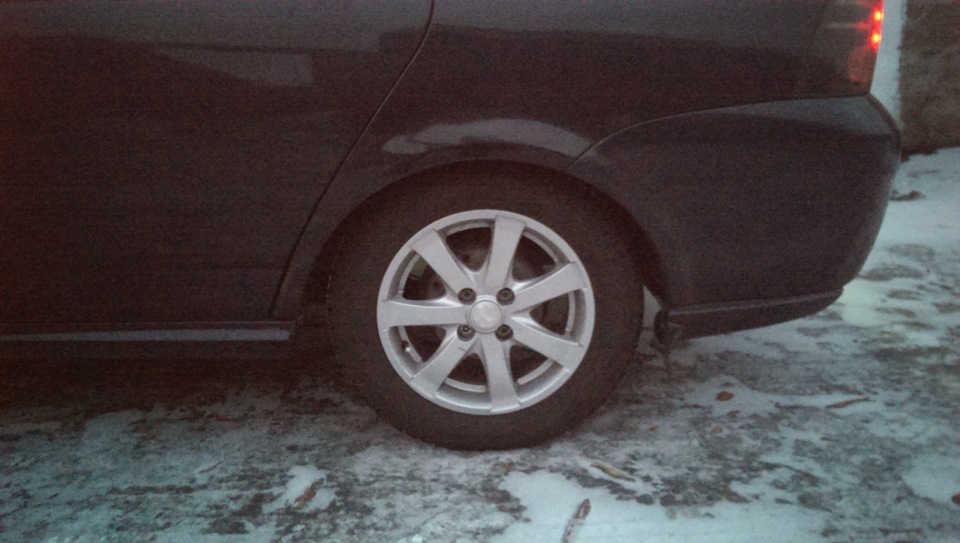 Машина просела на одну сторону. Просела приора хэтчбек причины. Пружины технорессор -50 на приору. Приора 1 с проставками. Замена задней панели приора хэтчбек.