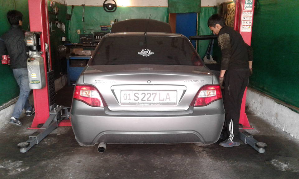 Замена передних амортизаторов и чашек. — Chevrolet Nexia (1994), 1,6 л ...