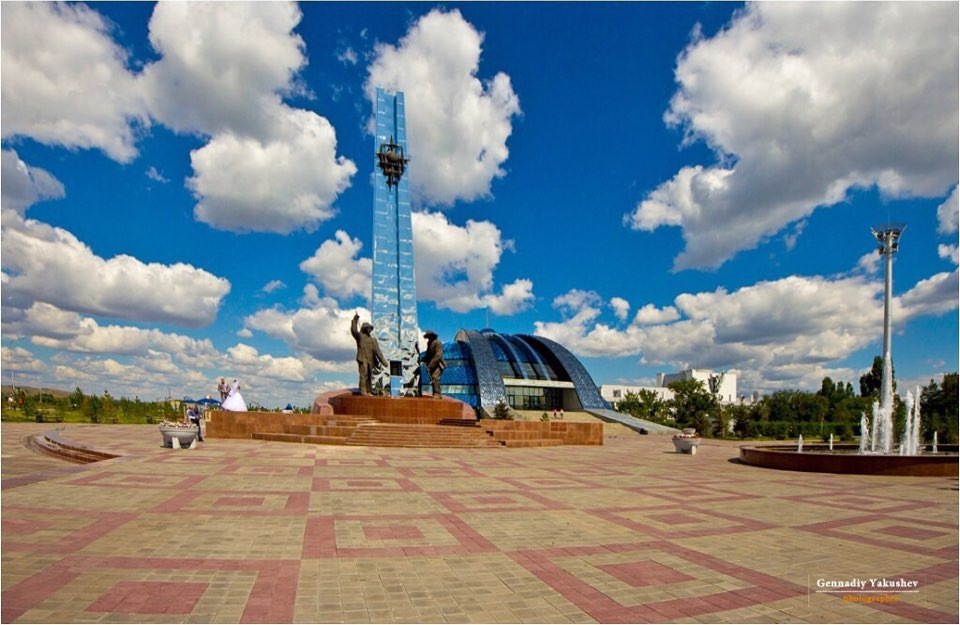 Темиртау область казахстана. Монумент города Темиртау. Темиртау Карагандинская область. Город Темиртау 2020. Темиртау парк Восток.