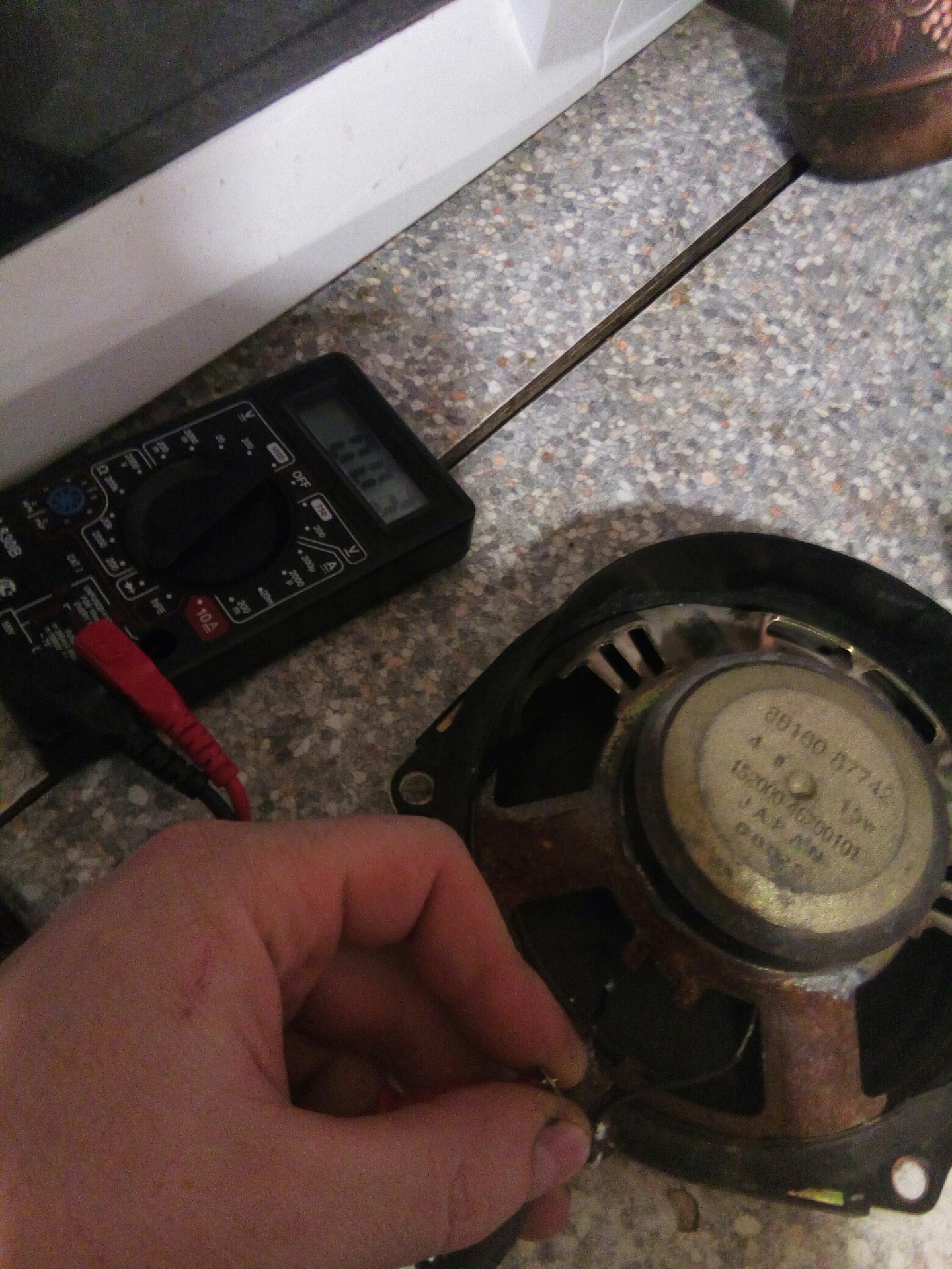 Если телефон намок. Смартфон с вынимающейся батареей. Экран айфона после попадания влаги. Не работает динамик в воде. В динамик телефона попала вода.