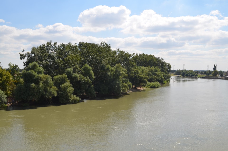 Города расположенные на реке кубань. Славянск на Кубани река. Река Кубань Славянск на Кубани. Река протока Славянск на Кубани. Река Кубань и протока.