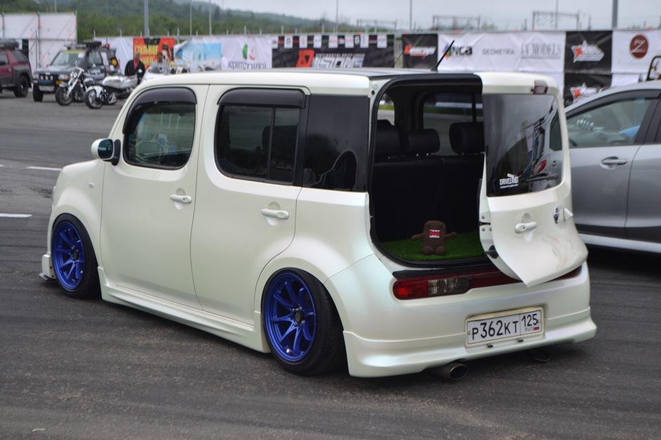 Nissan Cube z12 stance