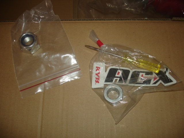 в каждой 2 гайки, наклейка и отвертка производства Японии. — Peugeot 309