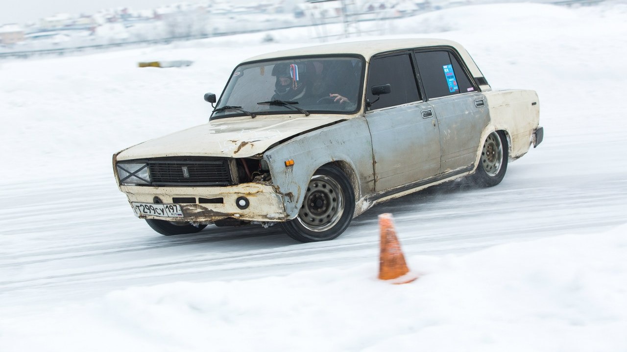 Зимняя жига. ВАЗ 2105 БК дрифт. ВАЗ 2107 зимний дрифт корч. ВАЗ 2107 зимний дрифт.