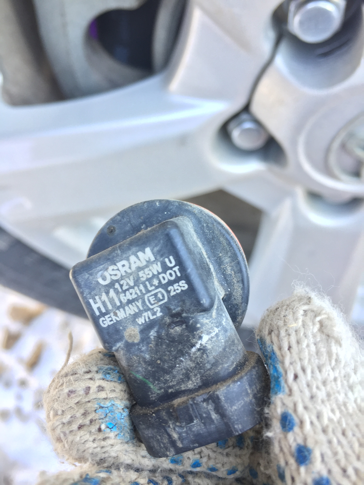 Птф тойота рав 4. Лампочка противотуманки тойота рав 4 2020 г. Тойота рав 4 2013 птф. Тойота рав 4 2010 лампочки противотуманные. Замена противотуманной лампы рав 4.