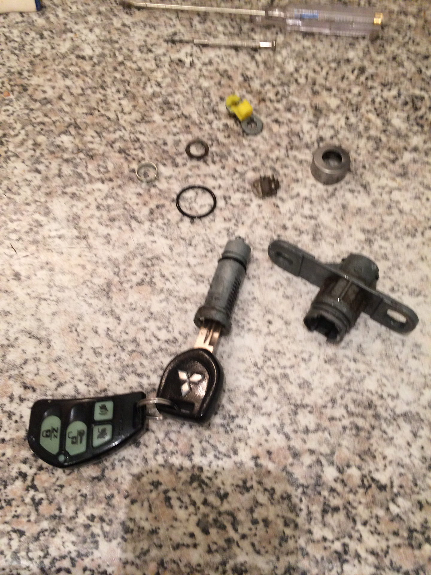 Личинка крышки. Личинка замка багажника закисла. Nty ezc-vw-005. Личинка замка багажника рено логан 1. Замок двери королла 120.