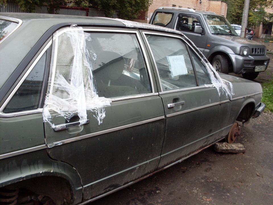 форд мустанг 1967 заброшенные. некрасивые машины. жалко машину. машинку жалко. жалко машину.