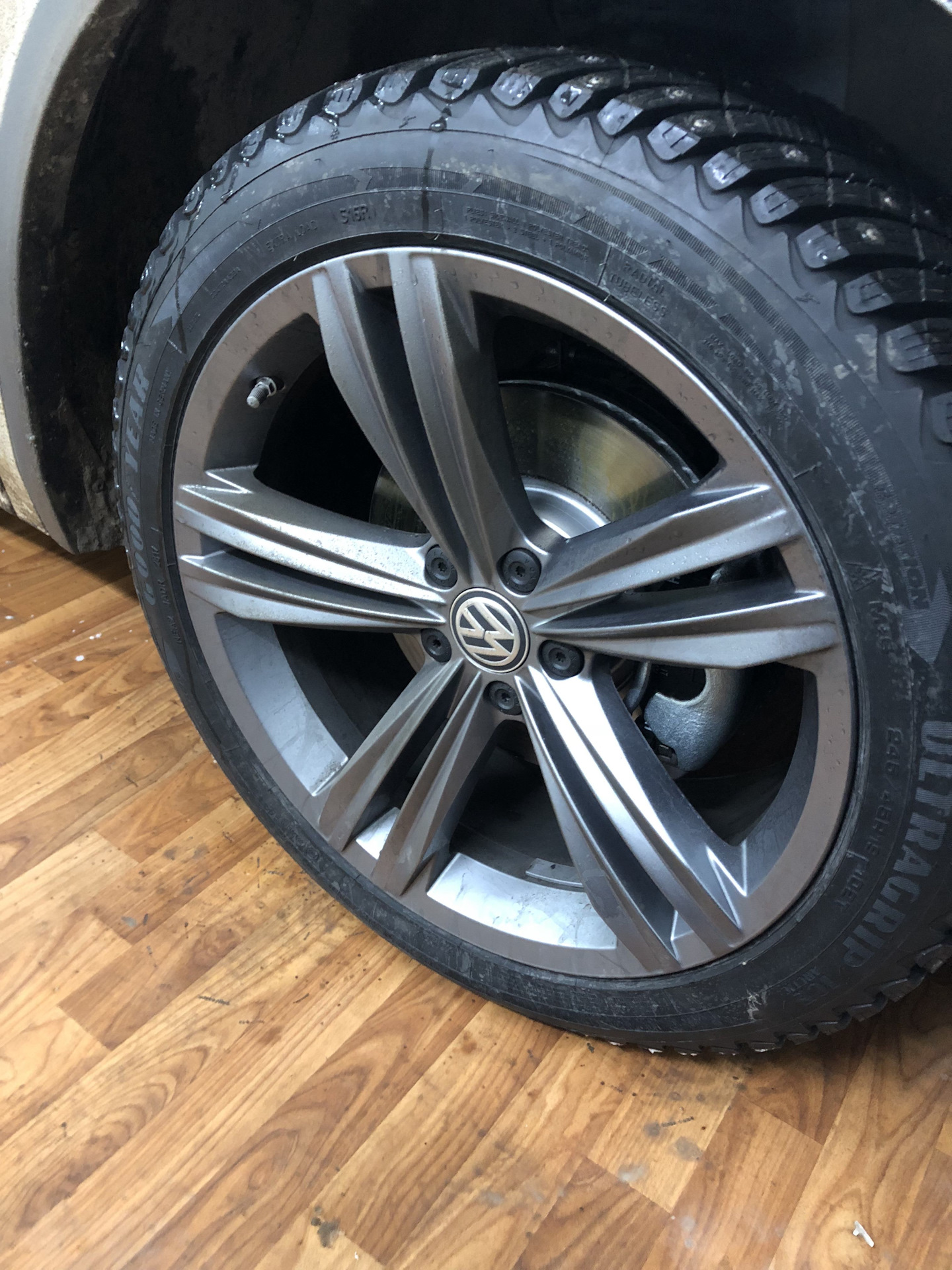 Купить шины 235 50 r19. 245/45 R19. Tiguan 235/55 r19. 235/50 R19 Tiguan 2. Tiguan 255/45 r19.