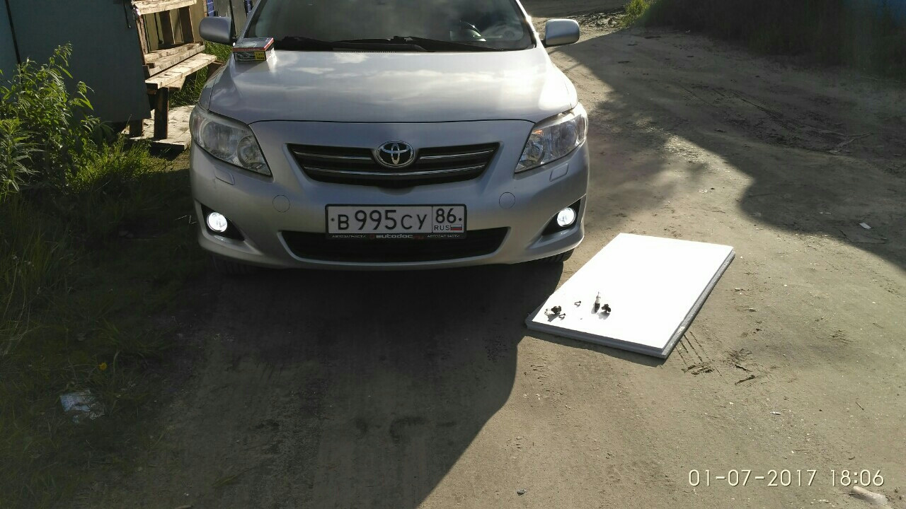 Тойота королла поменять. Лампы противотуманки Toyota Corolla 2008. Королла 2008 лампочки в туманках.