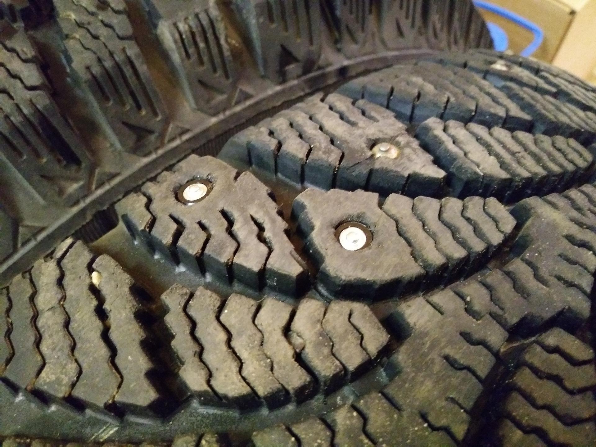 Прим шина. Шипованная резина д144. Шипы для шин. Ошиповка шин. Зимние шины для самостоятельной ошиповки.