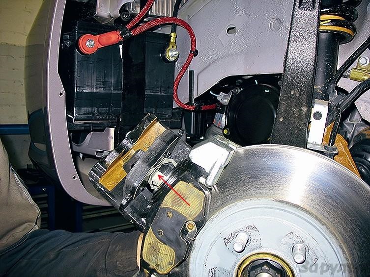 Аккумулятор под капотом Волги Сайбер. - ГАЗ Сайбер, 2,4 л, 2008 года своими рука