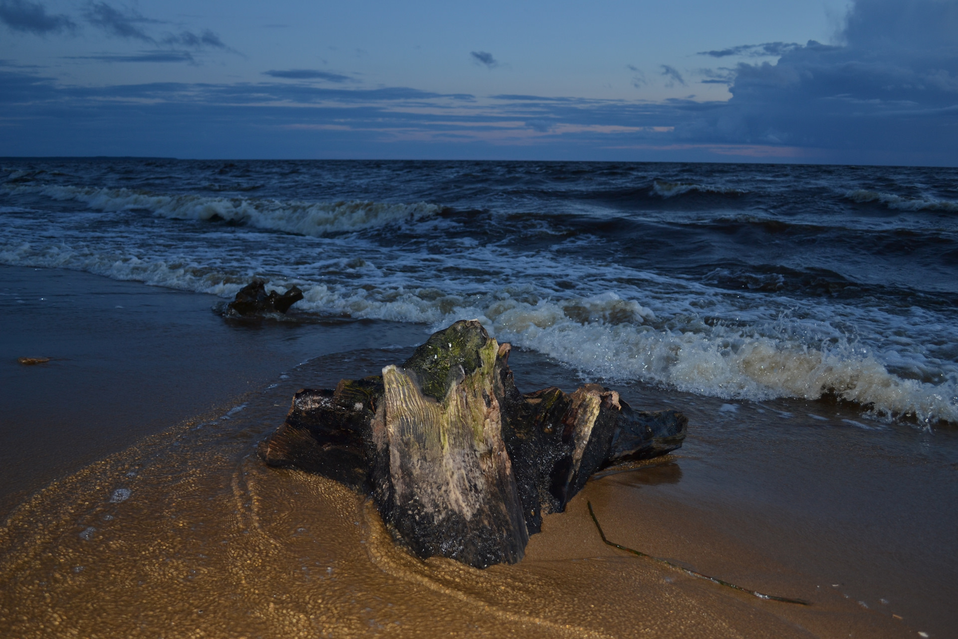 Рыбинское водохранилище волны. Валуны Рыбинское водохранилище. Породы камней на Рыбинском водохранилище.