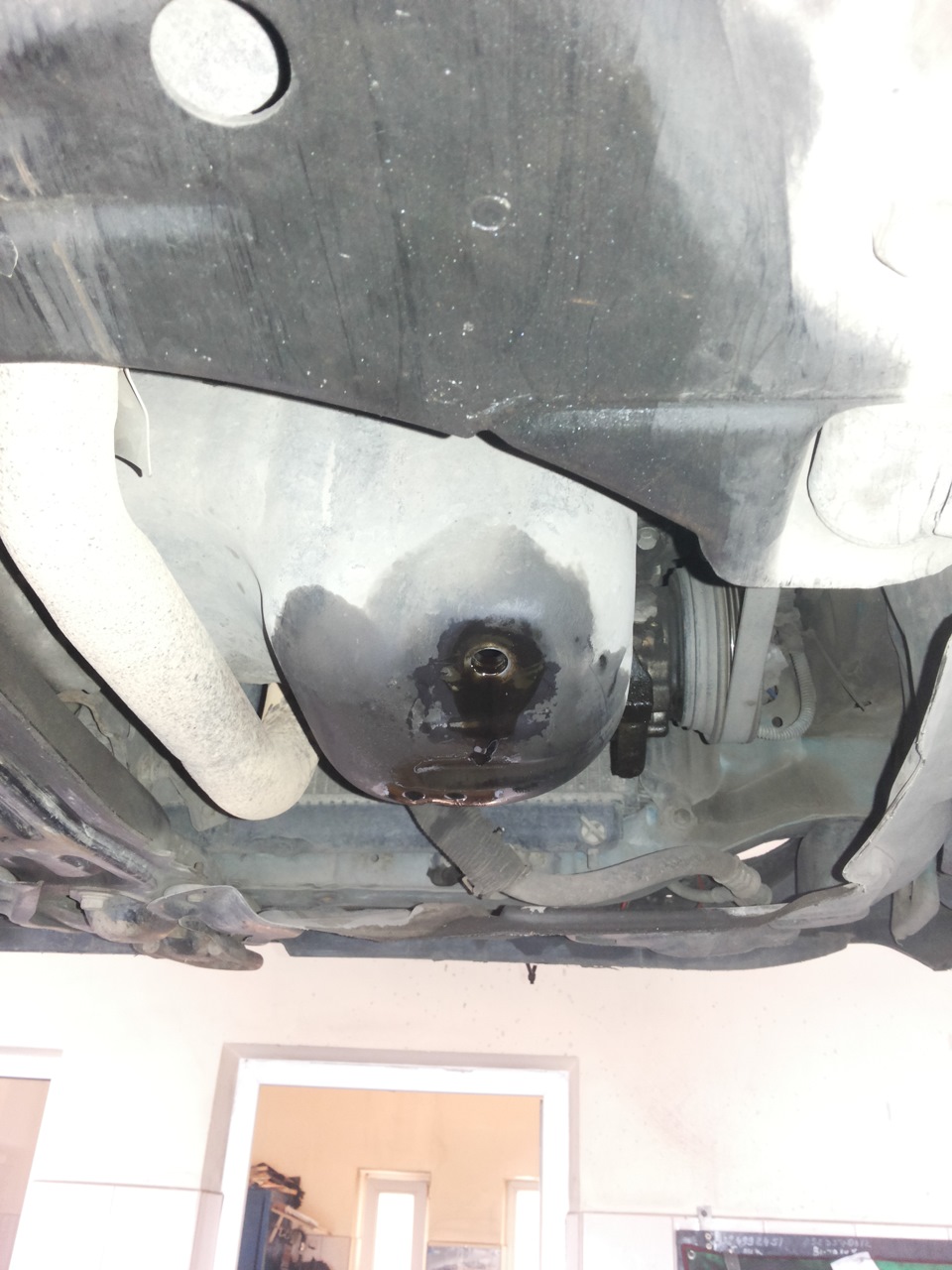 [устранение течи] Нарезка резьбы, замена сливной пробки картера ...