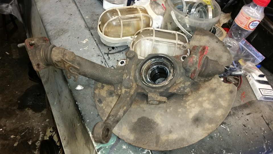 Далее все гораздо проще — снимаем кулак — Chevrolet Niva (1G)