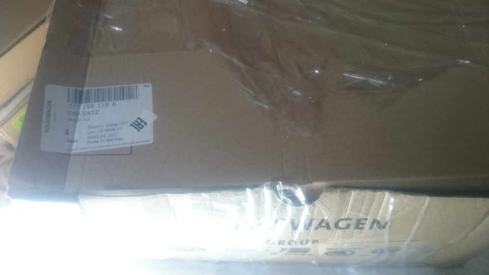 Ремкомплект грм что это. eb61849s 960. Ремкомплект грм что это фото. Ремкомплект грм что это-eb61849s 960. картинка Ремкомплект грм что это. картинка eb61849s 960. Ремень ГРМ является деталью, которая относится к системе газораспределения двигателя автомобиля и несет функцию передачи вращения от коленчатого вала двигателя к распределительному валу. Это нужно, чтобы обеспечить синхронизацию открытия и закрытия клапанов двигателя с положением поршней при постоянно изменяющейся скорости вращения двигателя. Данная задача решается путем соединения коленчатого вала, на котором закреплены поршни и распределительного вала, который заставляет двигаться клапана, установив на оба эти вала по специальному шкиву и натянув между ними зубчатый ремень или цепь. Ремкомплект грм что это. eb61849s 960. Ремкомплект грм что это фото. Ремкомплект грм что это-eb61849s 960. картинка Ремкомплект грм что это. картинка eb61849s 960. Ремень ГРМ является деталью, которая относится к системе газораспределения двигателя автомобиля и несет функцию передачи вращения от коленчатого вала двигателя к распределительному валу. Это нужно, чтобы обеспечить синхронизацию открытия и закрытия клапанов двигателя с положением поршней при постоянно изменяющейся скорости вращения двигателя. Данная задача решается путем соединения коленчатого вала, на котором закреплены поршни и распределительного вала, который заставляет двигаться клапана, установив на оба эти вала по специальному шкиву и натянув между ними зубчатый ремень или цепь.