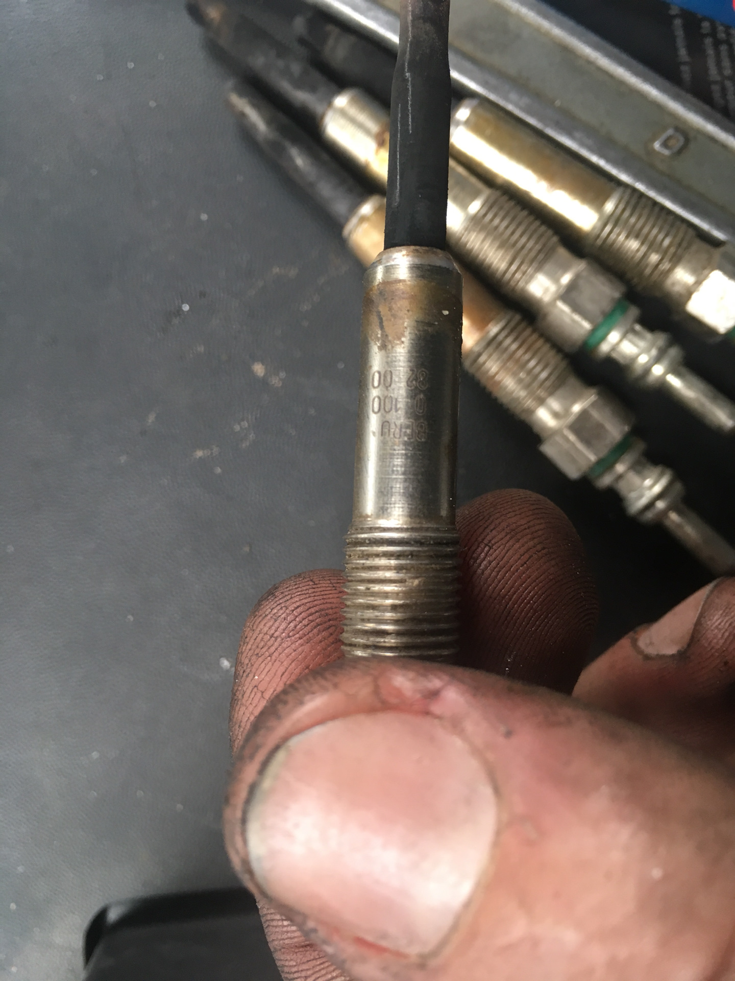 Свечи накала старекс. Свечи накала заниженной резьбой на renault trafic. Резьба на свечах накала. Гайка свечи накала на т 25. Резьба на свече накаливания размер.